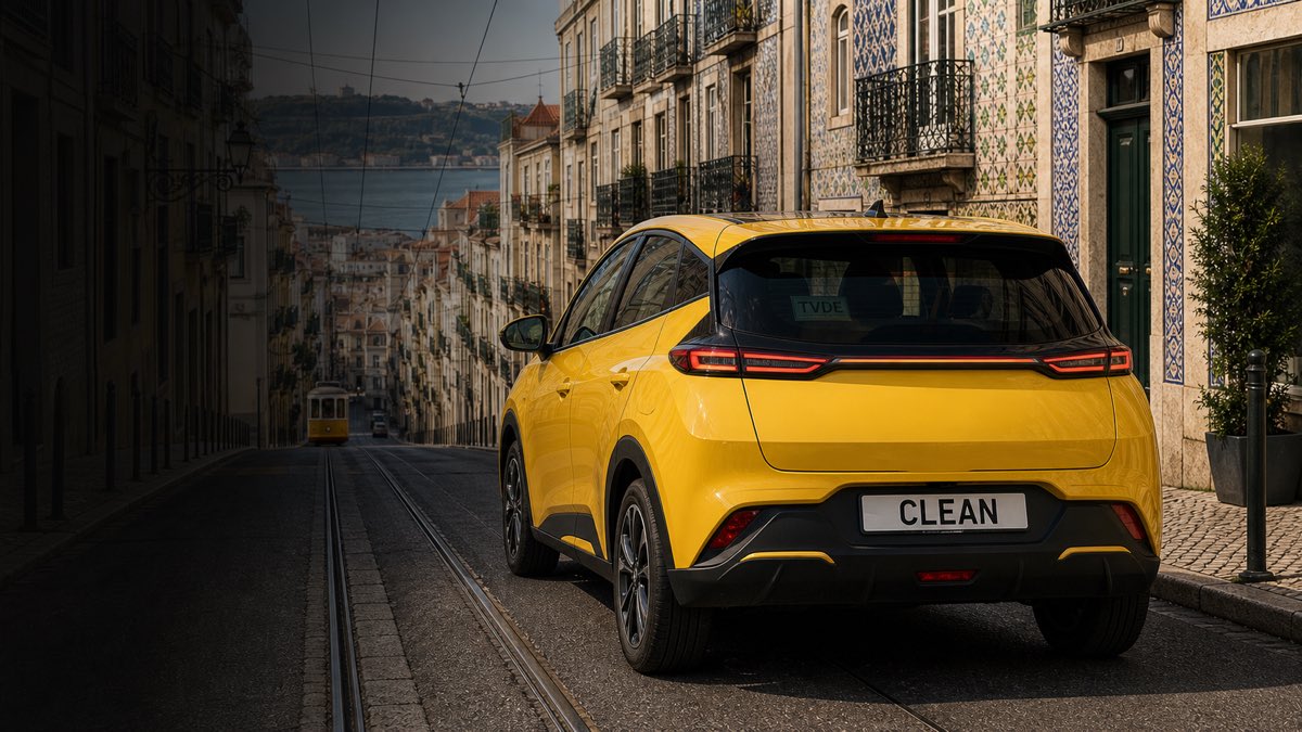 Carro amarelo TVDE em rua de Lisboa com matrícula Clean e dístico discreto no vidro traseiro
